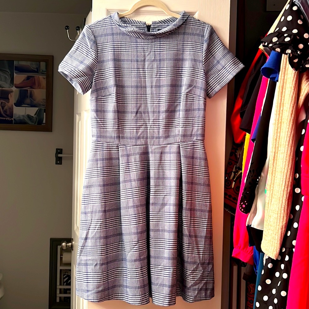 Cute little dress with pockets. Size 6-8. NWOT